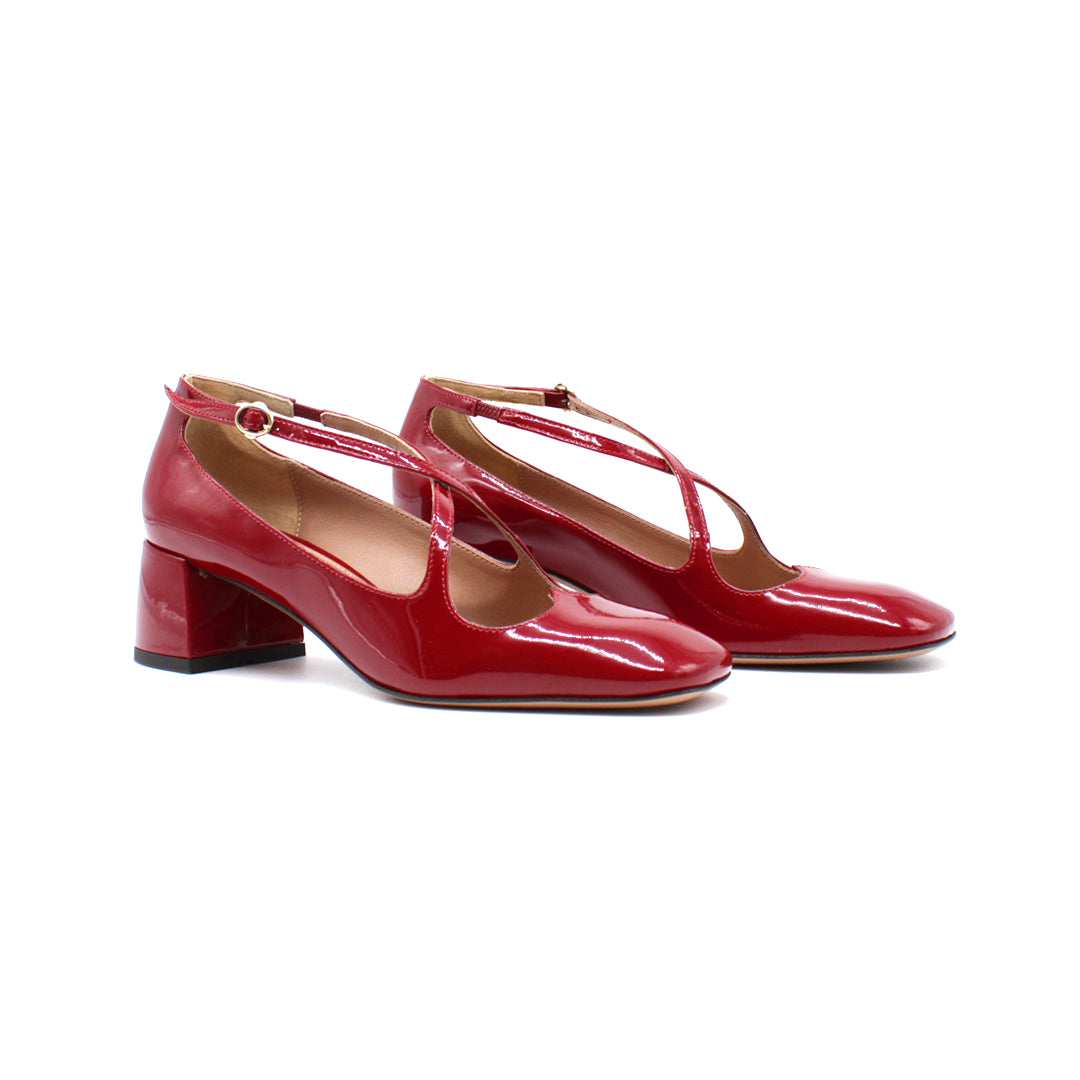 Pump Two for Love in garnet-colored patent leather