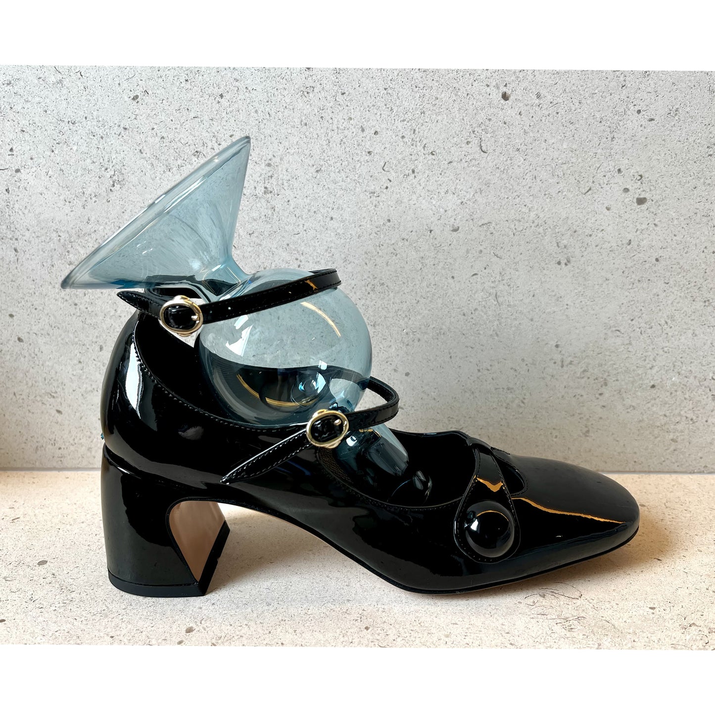 Multistrap pump in black patent leather