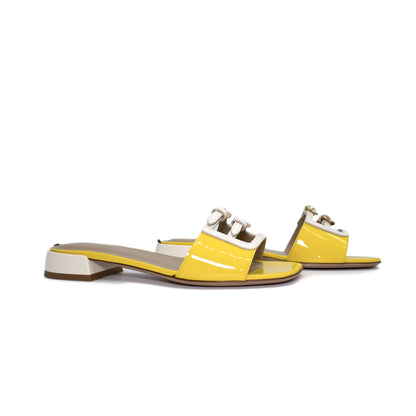 Sandal in two-tone yellow/chalk patent leather