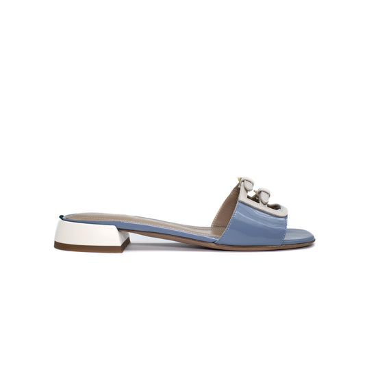Sandal in two-tone smoky blue/chalk patent leather
