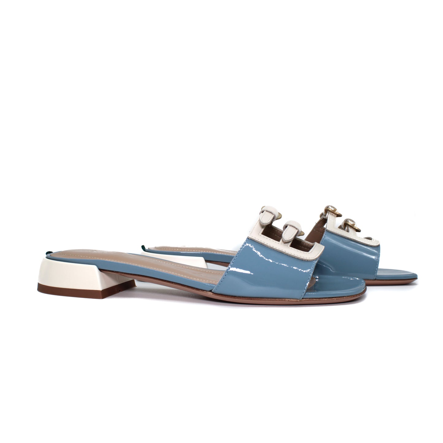 Sandal in two-tone smoky blue/chalk patent leather