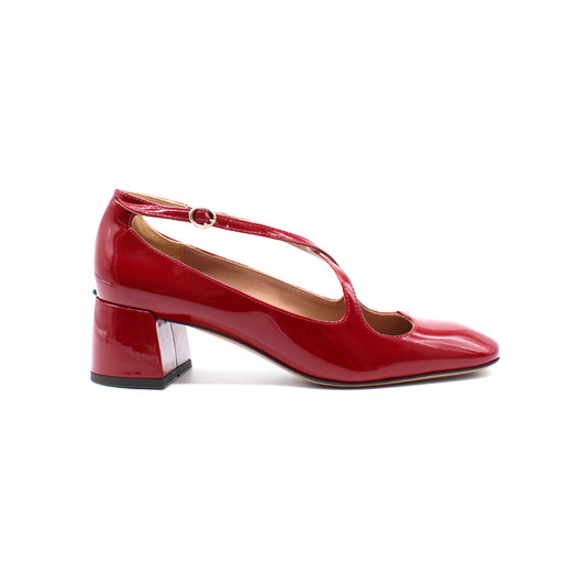 Pump Two for Love in garnet-colored patent leather