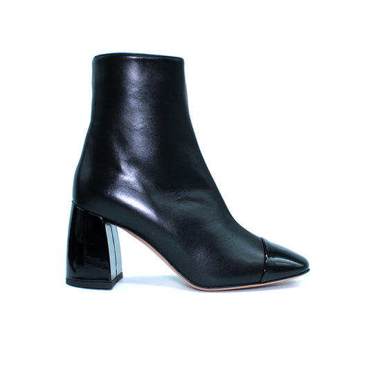 Ankle boot in black calfskin and patent leather